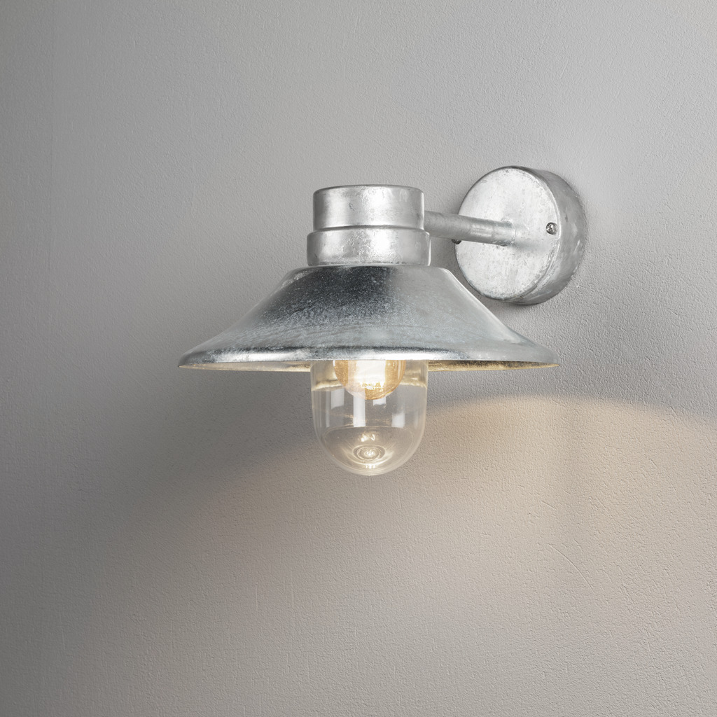 Vega Feuerverzinkt außenlampe Von Konstsmide - Der breite Schirm und die klare Glaskuppel verbreiten ein angenehmes und gerichtetes Licht, wodurch die Lampe perfekt für Eingänge und Terrassen geeignet ist.