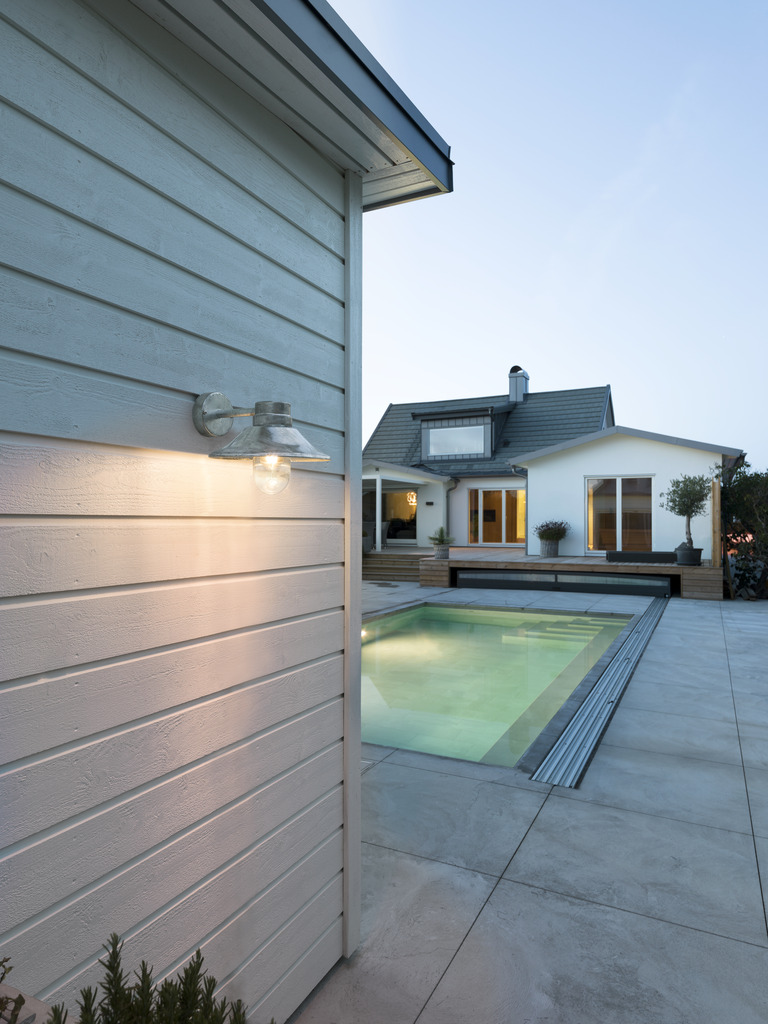 Vega Feuerverzinkt außenlampe Von Konstsmide - Der breite Schirm und die klare Glaskuppel verbreiten ein angenehmes und gerichtetes Licht, wodurch die Lampe perfekt für Eingänge und Terrassen geeignet ist.