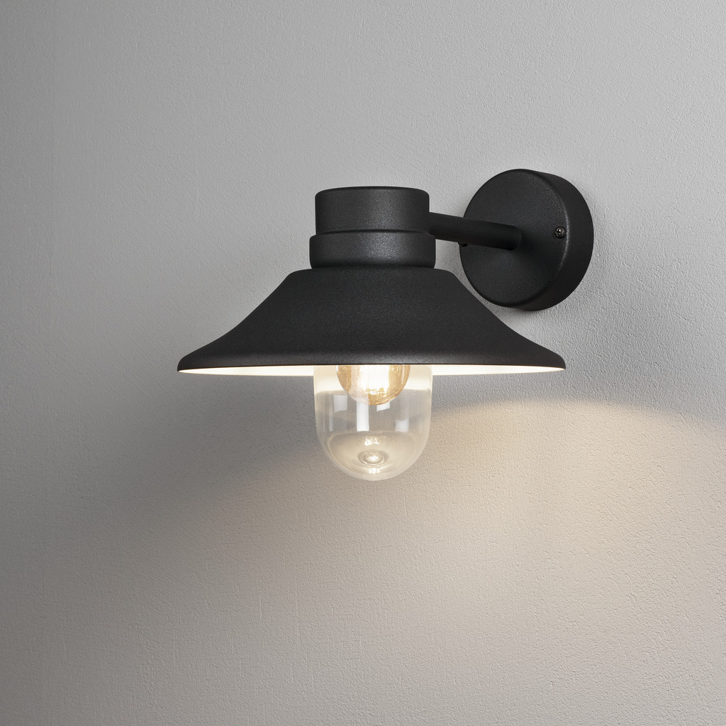 Vega Schwarz außenlampe Von Konstsmide - Der breite Schirm und die klare Glaskuppel verbreiten ein angenehmes und gerichtetes Licht, wodurch die Lampe perfekt für Eingänge und Terrassen geeignet ist.