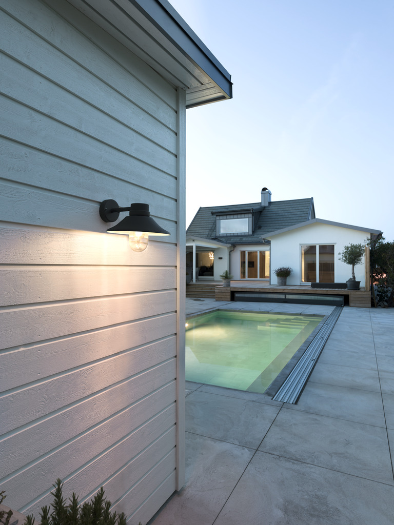 Vega Schwarz außenlampe Von Konstsmide - Der breite Schirm und die klare Glaskuppel verbreiten ein angenehmes und gerichtetes Licht, wodurch die Lampe perfekt für Eingänge und Terrassen geeignet ist.