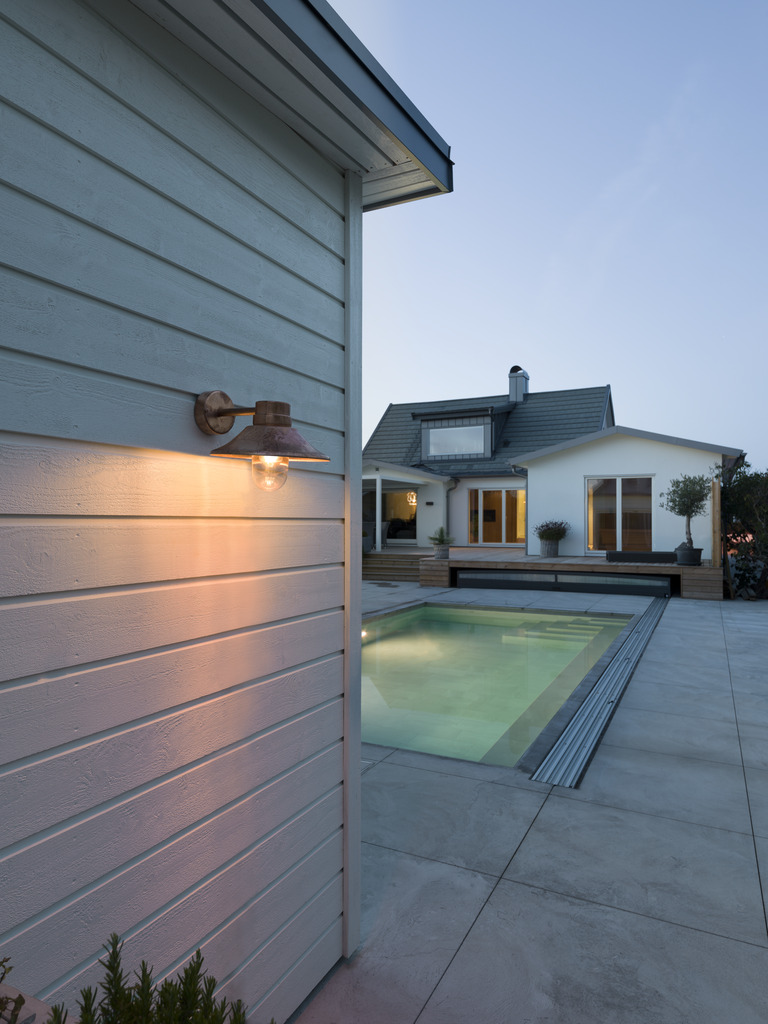 Vega Kupfer außenlampe Von Konstsmide - Der breite Schirm und die klare Glaskuppel verbreiten ein angenehmes und gerichtetes Licht, wodurch die Lampe perfekt für Eingänge und Terrassen geeignet ist.