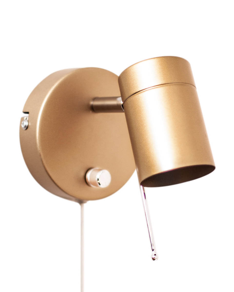 Correct Gold leselampe Von By Rydéns - Die Wandleuchte Correct verfügt über einen eingebauten Dimmer, sodass Sie die Helligkeit nach Bedarf ändern können.