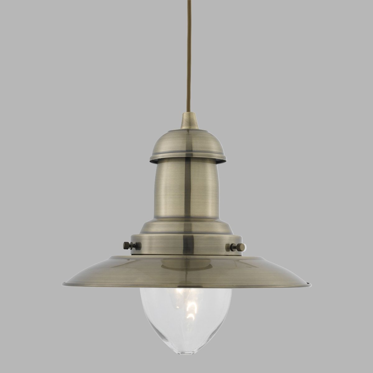 Fisherman Ø32 Antikes Messing hängelampe Von Searchlight - Die Deckenlampe Fisherman aus antikem Messing mit klarem Glasschirm hat ein robustes, ländlich inspiriertes Design im klassischen Industriestil.