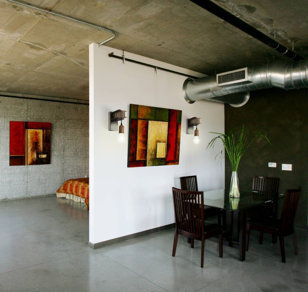 Townshend Braun wandlampe Von Eglo - Das schlichte, aber charmante Design der Lampe passt gleicherma&szlig;en gut in moderne wie auch in l&auml;ndliche Umgebungen und sorgt f&uuml;r eine warme und einladende Atmosph&auml;re.