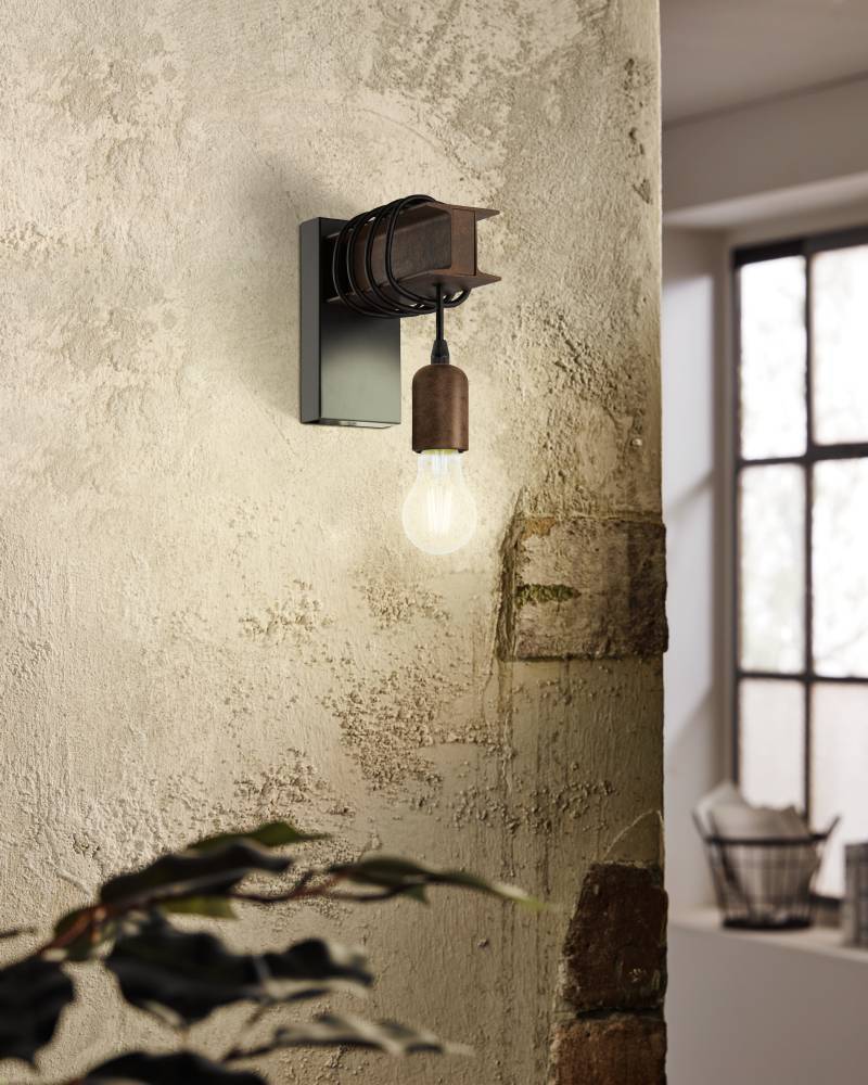 Townshend Braun wandlampe Von Eglo - Das schlichte, aber charmante Design der Lampe passt gleicherma&szlig;en gut in moderne wie auch in l&auml;ndliche Umgebungen und sorgt f&uuml;r eine warme und einladende Atmosph&auml;re.