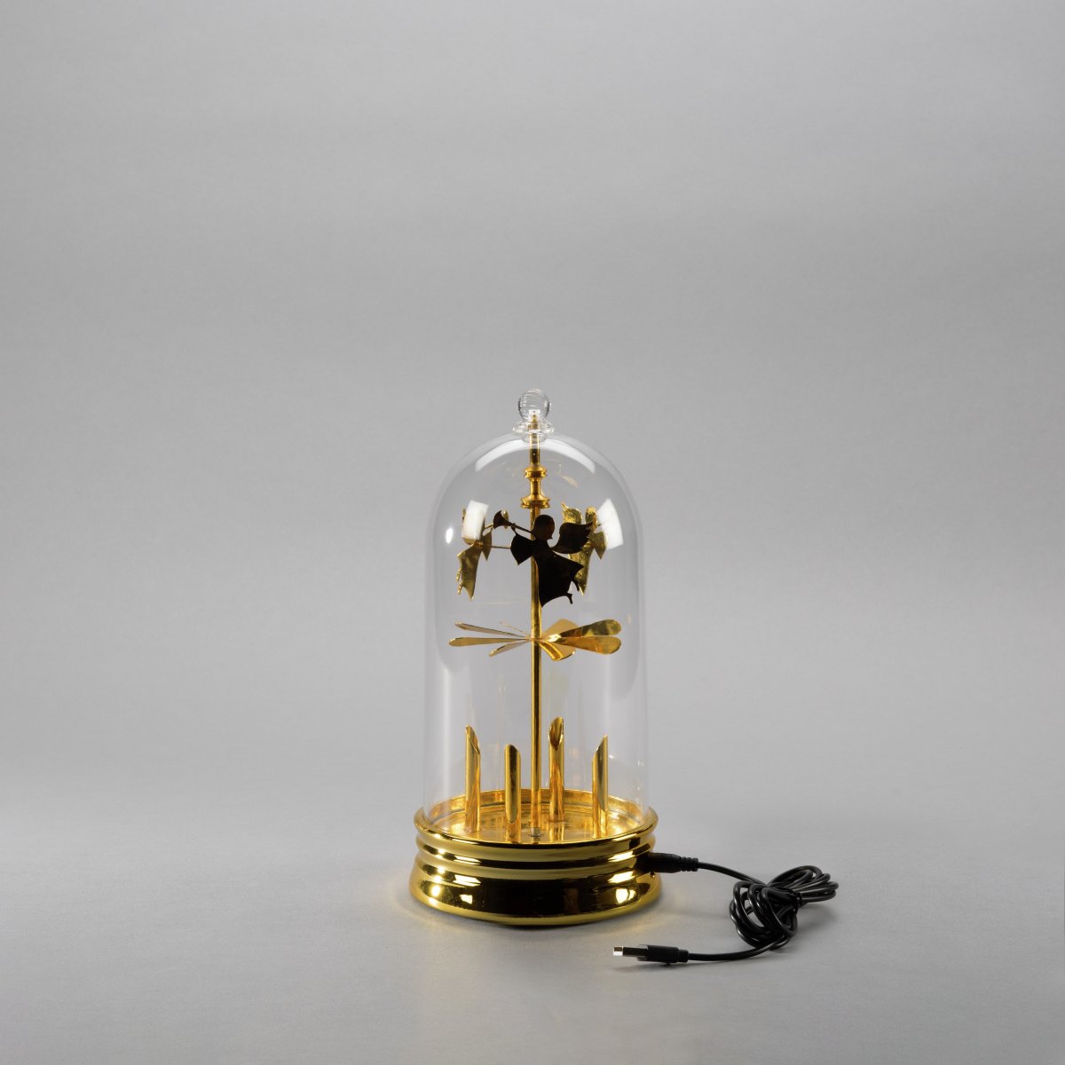 Laterne Mit Engelskarussell Gold Von Konstsmide - Es empfiehlt sich, es auf dem Schreibtisch im Flur oder dem Beistelltisch im Wohnzimmer zu platzieren und so die weihnachtliche Atmosph&auml;re im Haus zu verst&auml;rken.