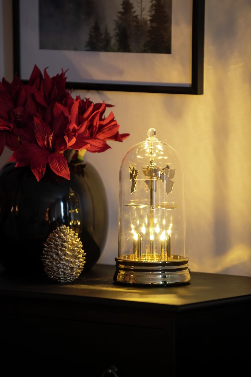 Laterne Mit Engelskarussell Gold Von Konstsmide - Es empfiehlt sich, es auf dem Schreibtisch im Flur oder dem Beistelltisch im Wohnzimmer zu platzieren und so die weihnachtliche Atmosph&auml;re im Haus zu verst&auml;rken.