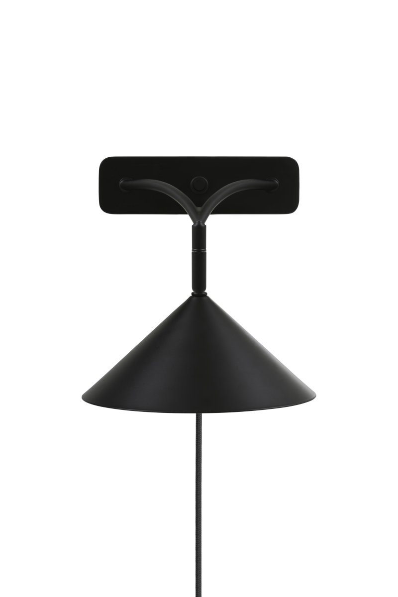 Curve Schwarz leselampe Von Globen Lighting - Der Schirm spendet gerichtetes Licht und l&auml;sst sich sowohl in der H&ouml;he als auch seitlich neigen.