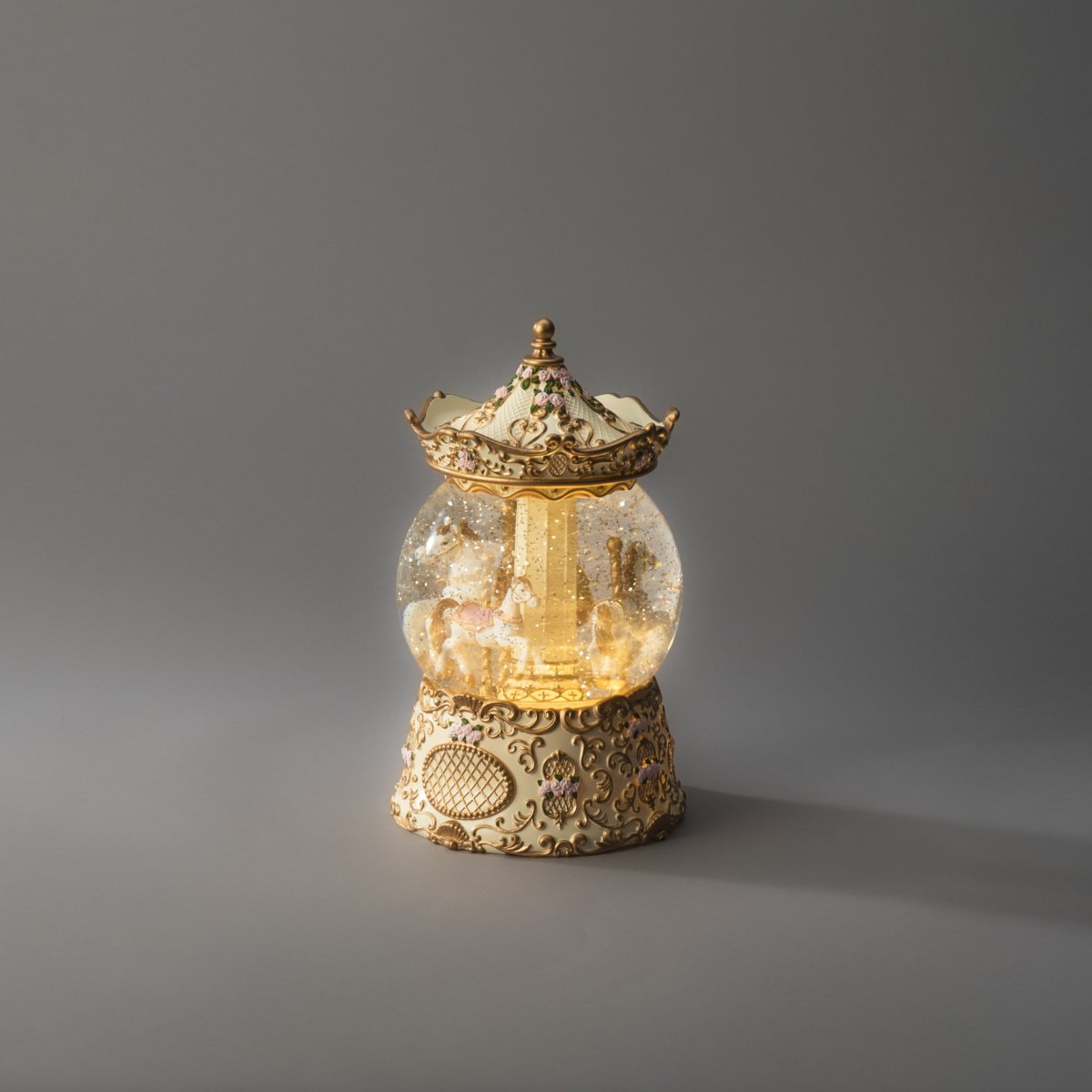 Wassergefüllte Laterne Karussell Gold Von Konstsmide - Diese mit Wasser gef&uuml;llte Kunststofflaterne, die ein wundersch&ouml;nes Karussell im Inneren darstellt, schafft eine zauberhafte und nostalgische Weihnachtsstimmung.