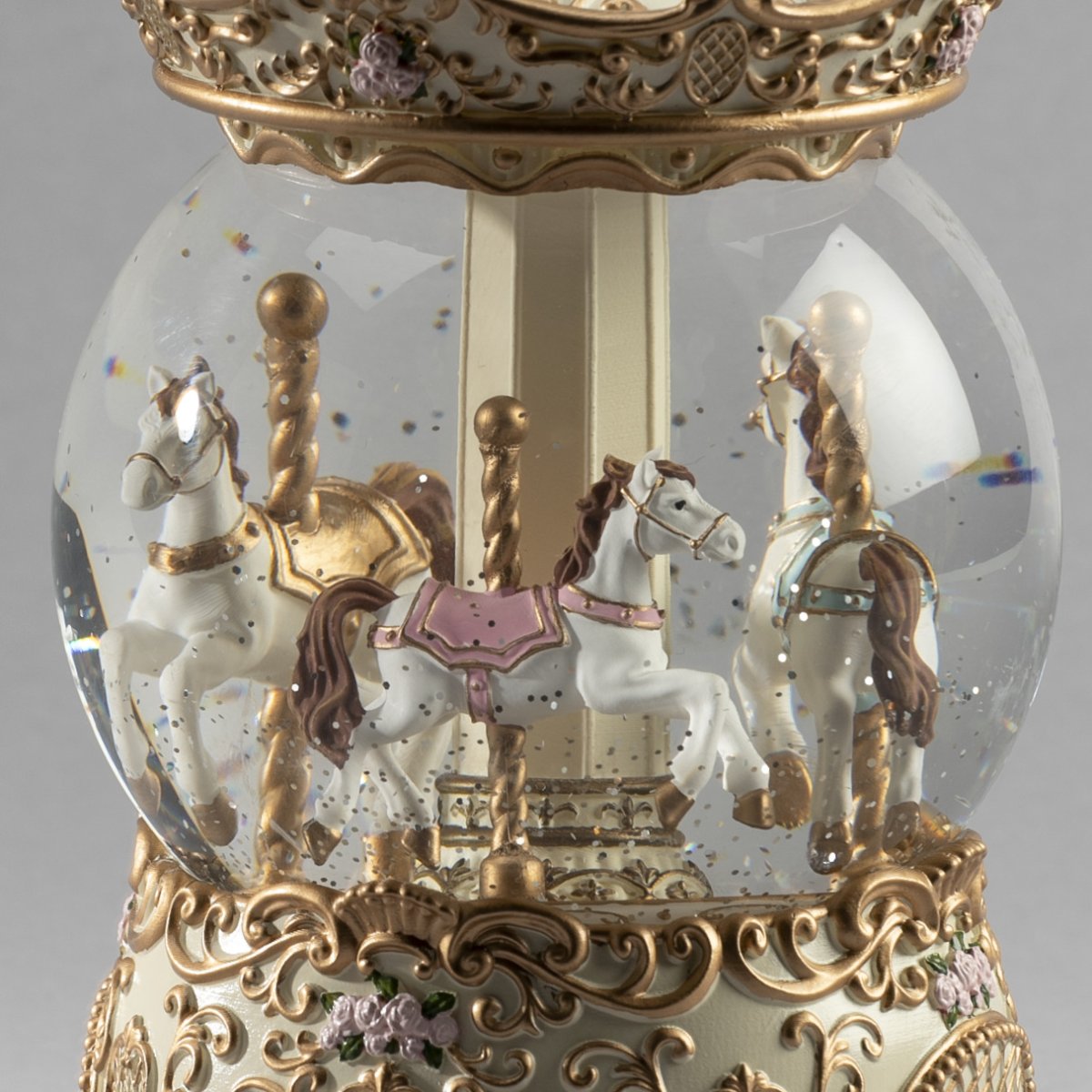 Wassergefüllte Laterne Karussell Gold Von Konstsmide - Diese mit Wasser gef&uuml;llte Kunststofflaterne, die ein wundersch&ouml;nes Karussell im Inneren darstellt, schafft eine zauberhafte und nostalgische Weihnachtsstimmung.