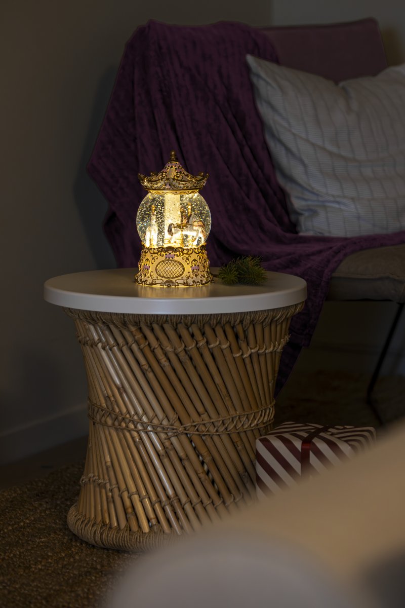 Wassergefüllte Laterne Karussell Gold Von Konstsmide - Diese mit Wasser gef&uuml;llte Kunststofflaterne, die ein wundersch&ouml;nes Karussell im Inneren darstellt, schafft eine zauberhafte und nostalgische Weihnachtsstimmung.