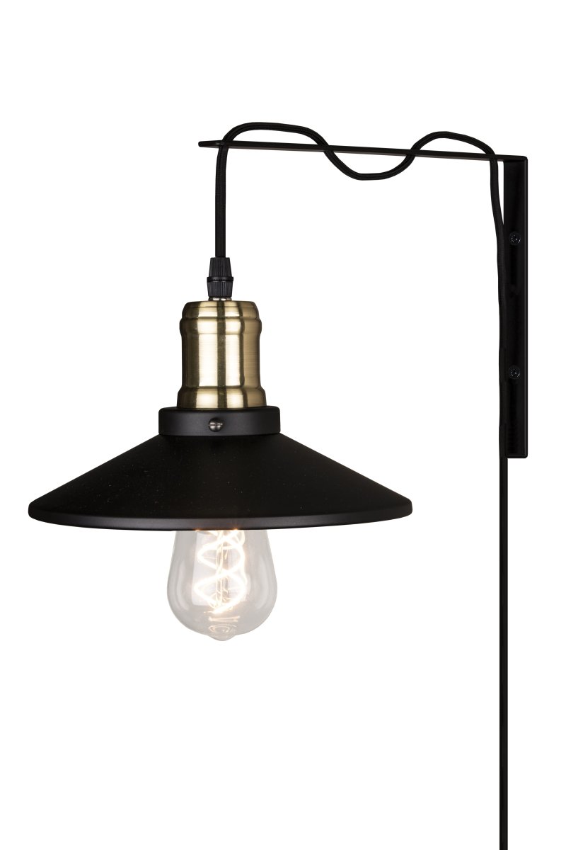 Disc 40cm Schwarz wandlampe Von Globen Lighting - Disc ist eine elegante Wandleuchte im Industriedesign aus schwarzem Metall mit Messingdetails.
