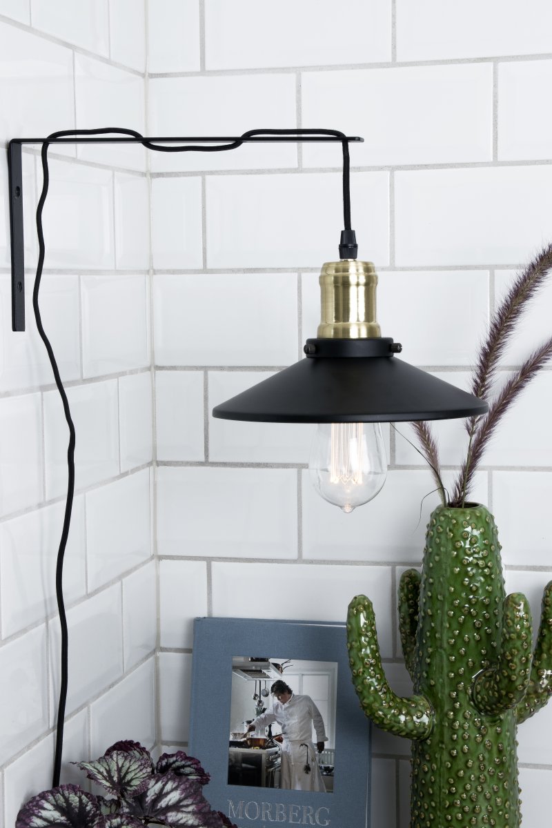 Disc 40cm Schwarz wandlampe Von Globen Lighting - Disc ist eine elegante Wandleuchte im Industriedesign aus schwarzem Metall mit Messingdetails.