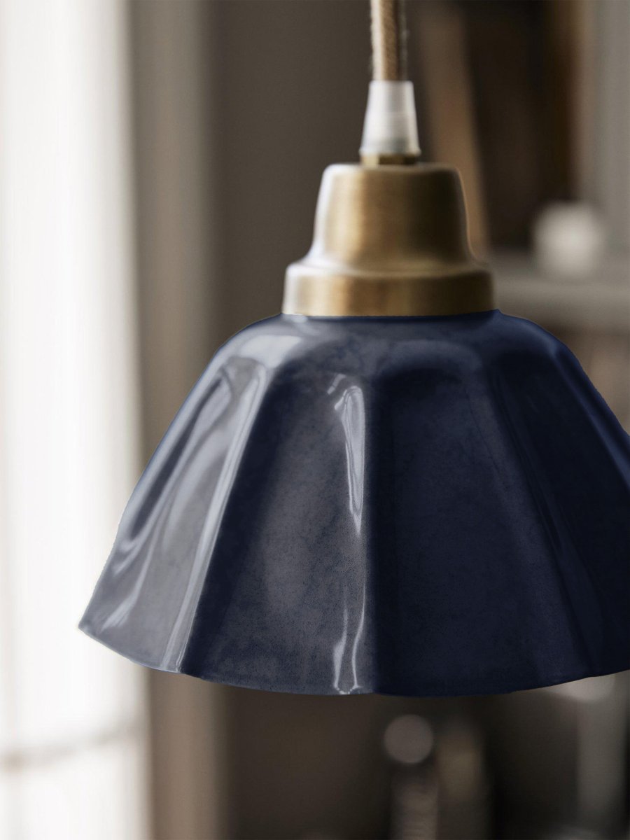 Ester Ø17 Blau fensterlampe Von PR Home - Die Fensterleuchte Ester aus Metall mit einer emaillierten Oberfl&auml;che in Marmoroptik ist ein Unikat.