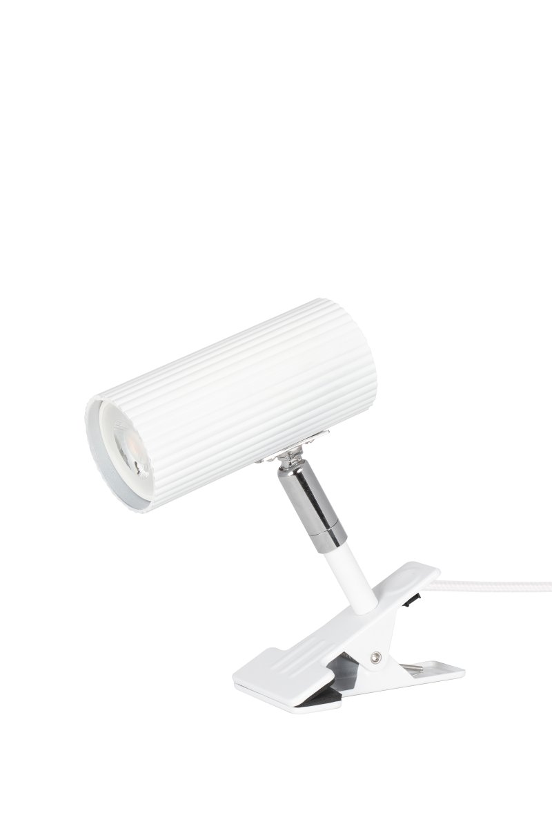 Hubble Weiß klemmlampe Von Globen Lighting - Die Hubble Klemmleuchte ist mit ihrer Klemme und dem gerippten Metallschirm eine praktische und moderne Leuchte.