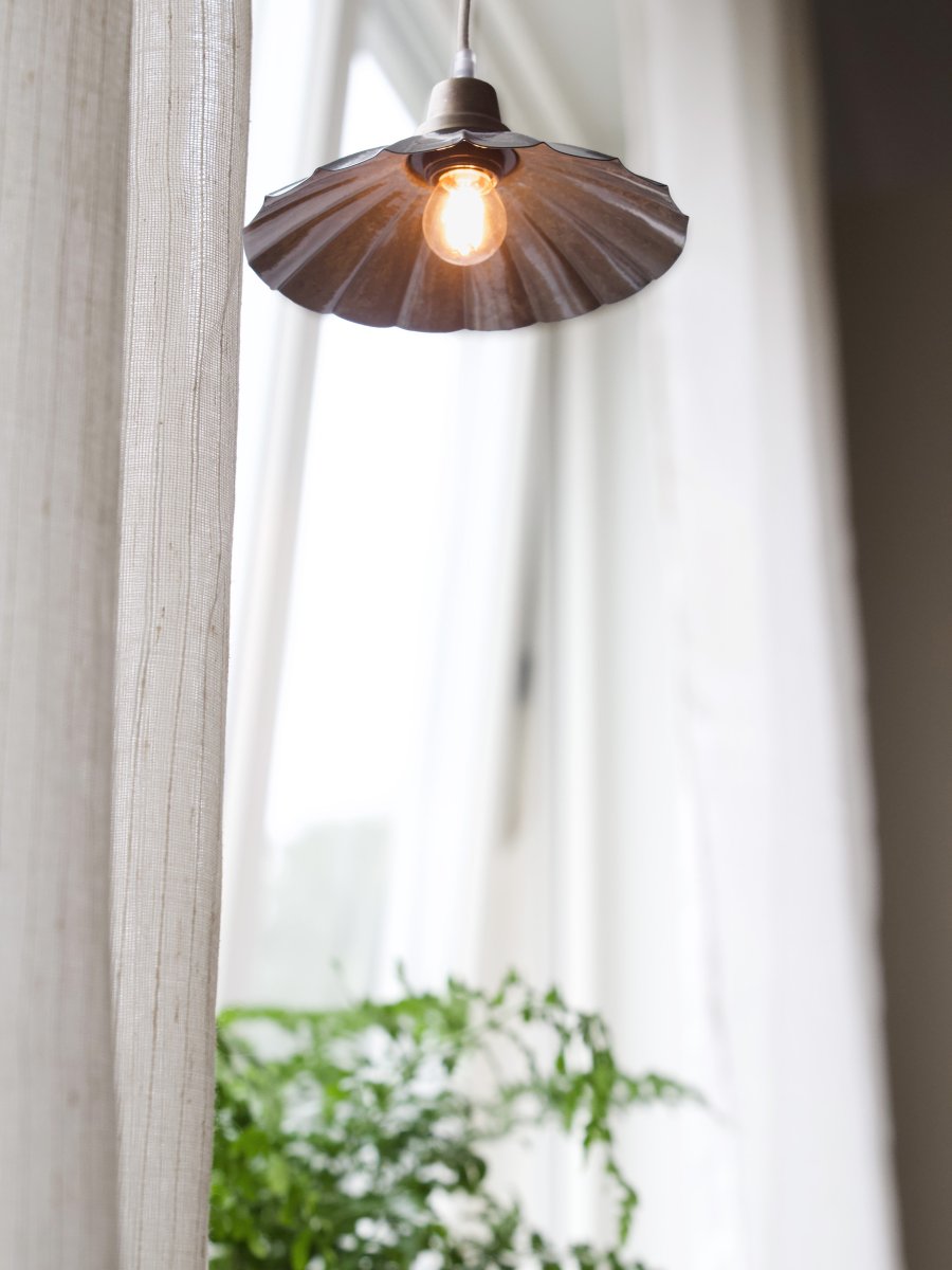 Ester Ø24 Blau fensterlampe Von PR Home - Die Fensterleuchte Ester aus Metall mit einer emaillierten Oberfl&auml;che in Marmoroptik ist ein Unikat.