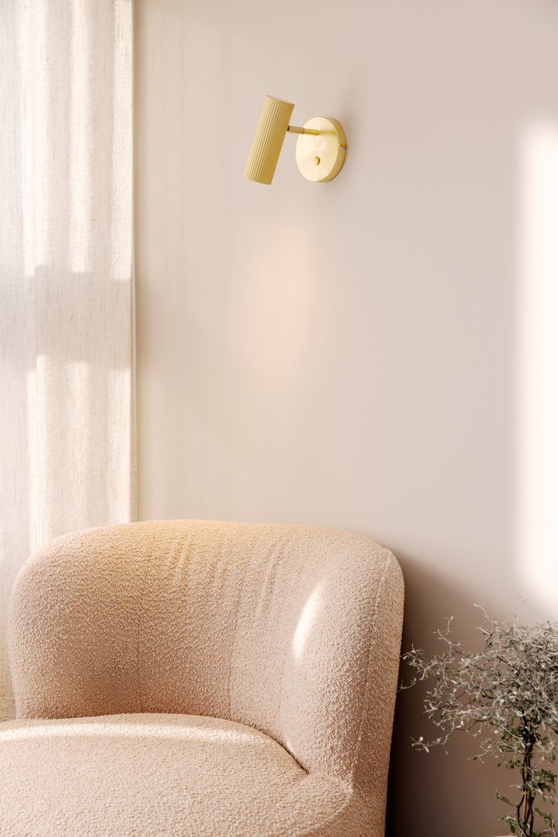 Hubble Gebürstetes Messing leselampe Von Globen Lighting - Im Lieferumfang ist ein 2 m langes Textilkabel mit Stecker enthalten.