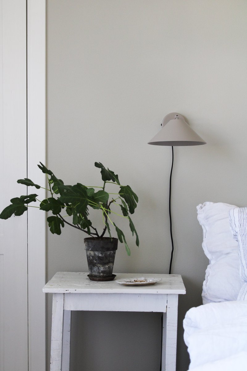 Cannes 30cm Beige leselampe Von Globen Lighting - Der Schirm spendet nach unten gerichtetes, weiches und angenehmes Licht und lässt sich sowohl in der Höhe als auch seitlich neigen.