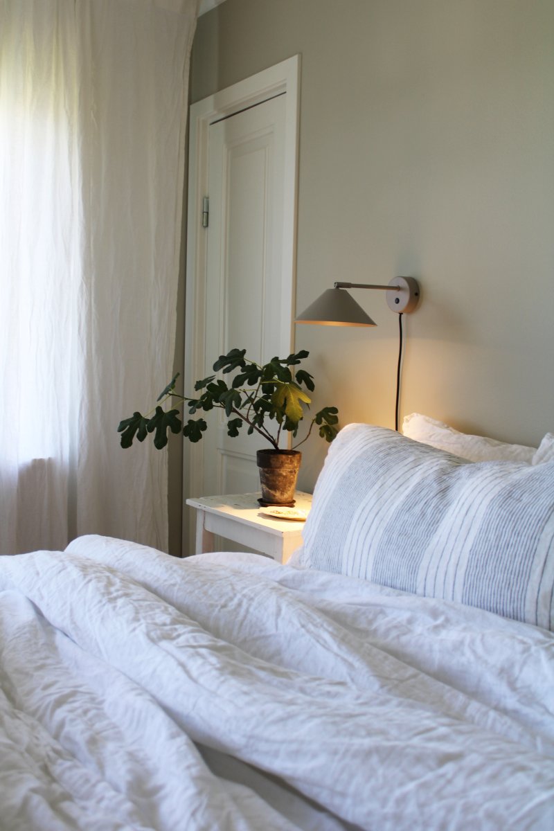 Cannes 30cm Beige leselampe Von Globen Lighting - Der Schirm spendet nach unten gerichtetes, weiches und angenehmes Licht und lässt sich sowohl in der Höhe als auch seitlich neigen.