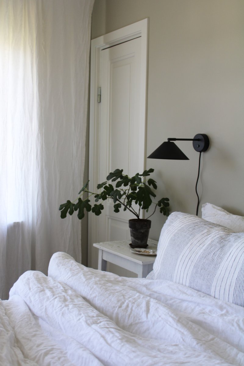 Cannes 30cm Schwarz leselampe Von Globen Lighting - Der Schirm spendet nach unten gerichtetes, weiches und angenehmes Licht und lässt sich sowohl in der Höhe als auch seitlich neigen.