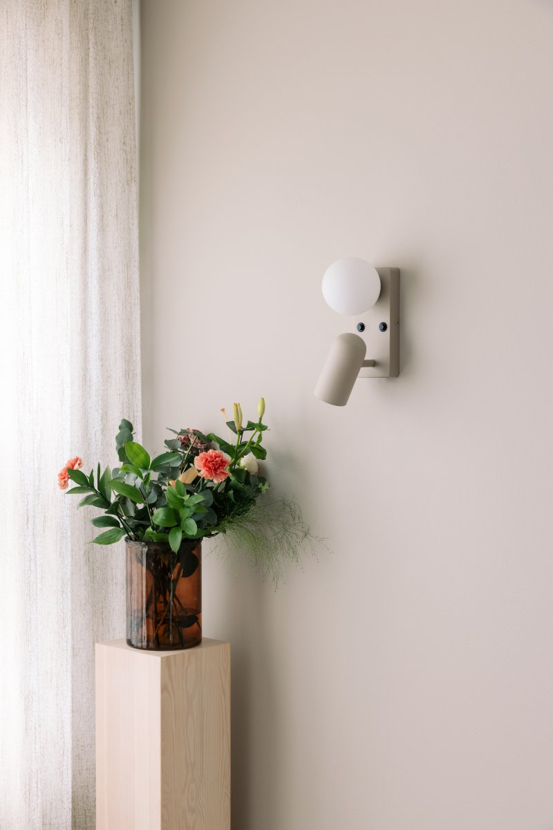 Doppio 25cm Beige leselampe Von Globen Lighting - Die Leuchte bietet sowohl gerichtetes Licht mit dem Spot als auch stimmungsvolles Licht mit dem Glasschirm.