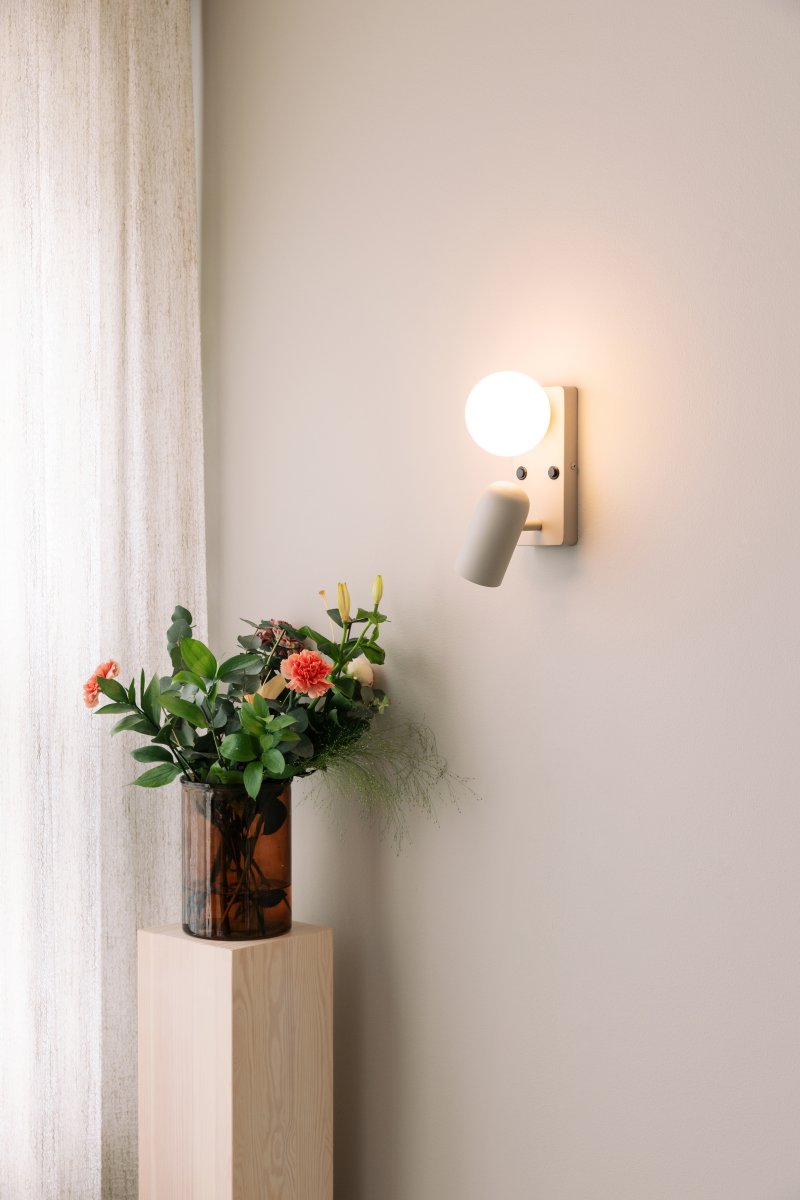 Doppio 25cm Beige leselampe Von Globen Lighting - Die Leuchte bietet sowohl gerichtetes Licht mit dem Spot als auch stimmungsvolles Licht mit dem Glasschirm.