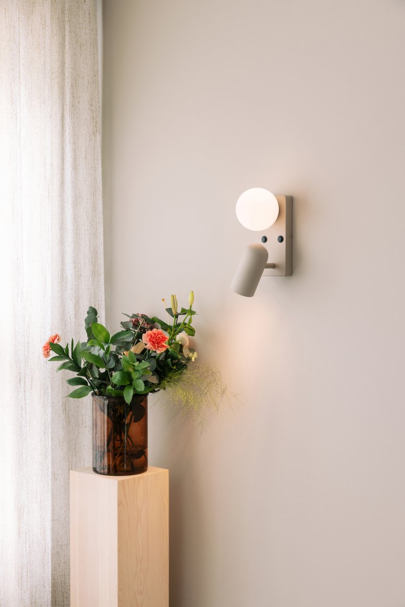 Doppio 25cm Beige leselampe Von Globen Lighting - Die Leuchte bietet sowohl gerichtetes Licht mit dem Spot als auch stimmungsvolles Licht mit dem Glasschirm.