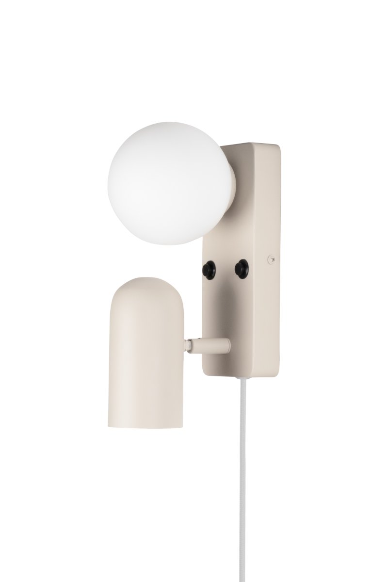 Doppio 25cm Beige leselampe Von Globen Lighting - Die Leuchte bietet sowohl gerichtetes Licht mit dem Spot als auch stimmungsvolles Licht mit dem Glasschirm.