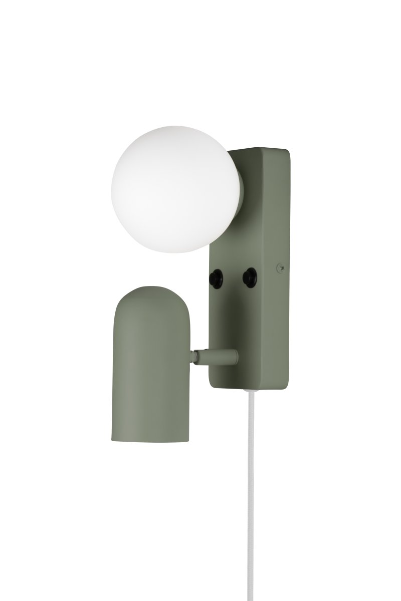 Doppio 25cm Moosgrün leselampe Von Globen Lighting - Die Leuchte bietet sowohl gerichtetes Licht mit dem Spot als auch stimmungsvolles Licht mit dem Glasschirm.