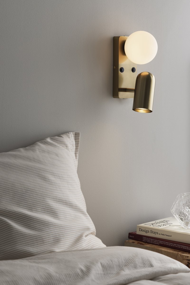 Doppio 25cm Messing leselampe Von Globen Lighting - Doppio ist eine vielseitige Metallwandleuchte mit elegantem, gebürstetem Messingfinish und einem weißen Glasschirm.
