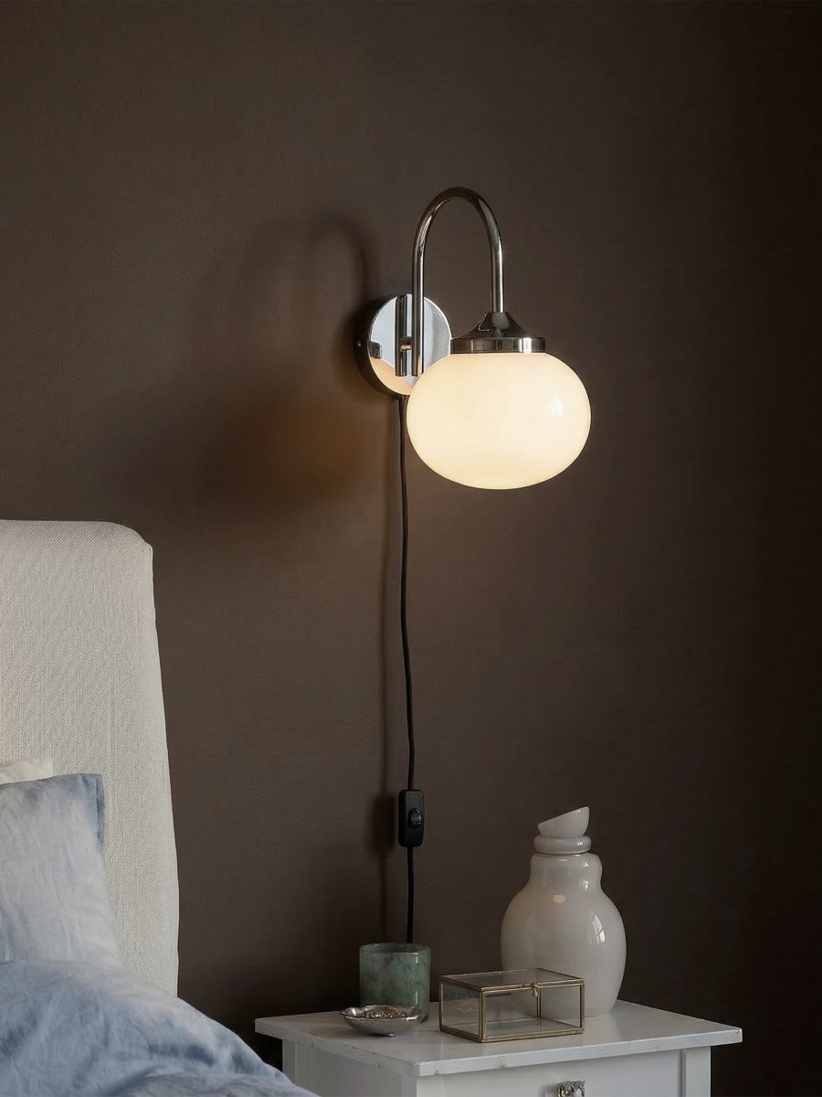 Elsy 30cm Weiß leselampe Von PR Home - Der sanft geschwungene Arm verleiht der Leuchte eine harmonische Ausstrahlung und macht sie zu einem dekorativen Element in Flur, Schlafzimmer oder Wohnzimmer.