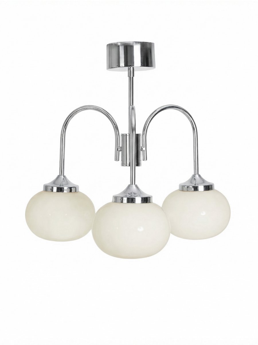Elsy Ø52 Chrom deckenleuchte Von PR Home - Die Leuchte verf&uuml;gt &uuml;ber drei nach unten gerichtete Arme mit wei&szlig;en Glaskuppeln, die ein sanftes und angenehmes Licht verbreiten und so beispielsweise im Wohnzimmer, Esszimmer oder Flur eine behagliche Atmosph&auml;re schaffen.