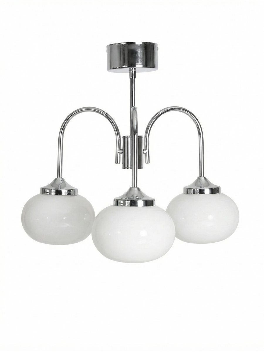 Elsy Ø52 Chrom deckenleuchte Von PR Home - Die Leuchte verf&uuml;gt &uuml;ber drei nach unten gerichtete Arme mit wei&szlig;en Glaskuppeln, die ein sanftes und angenehmes Licht verbreiten und so beispielsweise im Wohnzimmer, Esszimmer oder Flur eine behagliche Atmosph&auml;re schaffen.