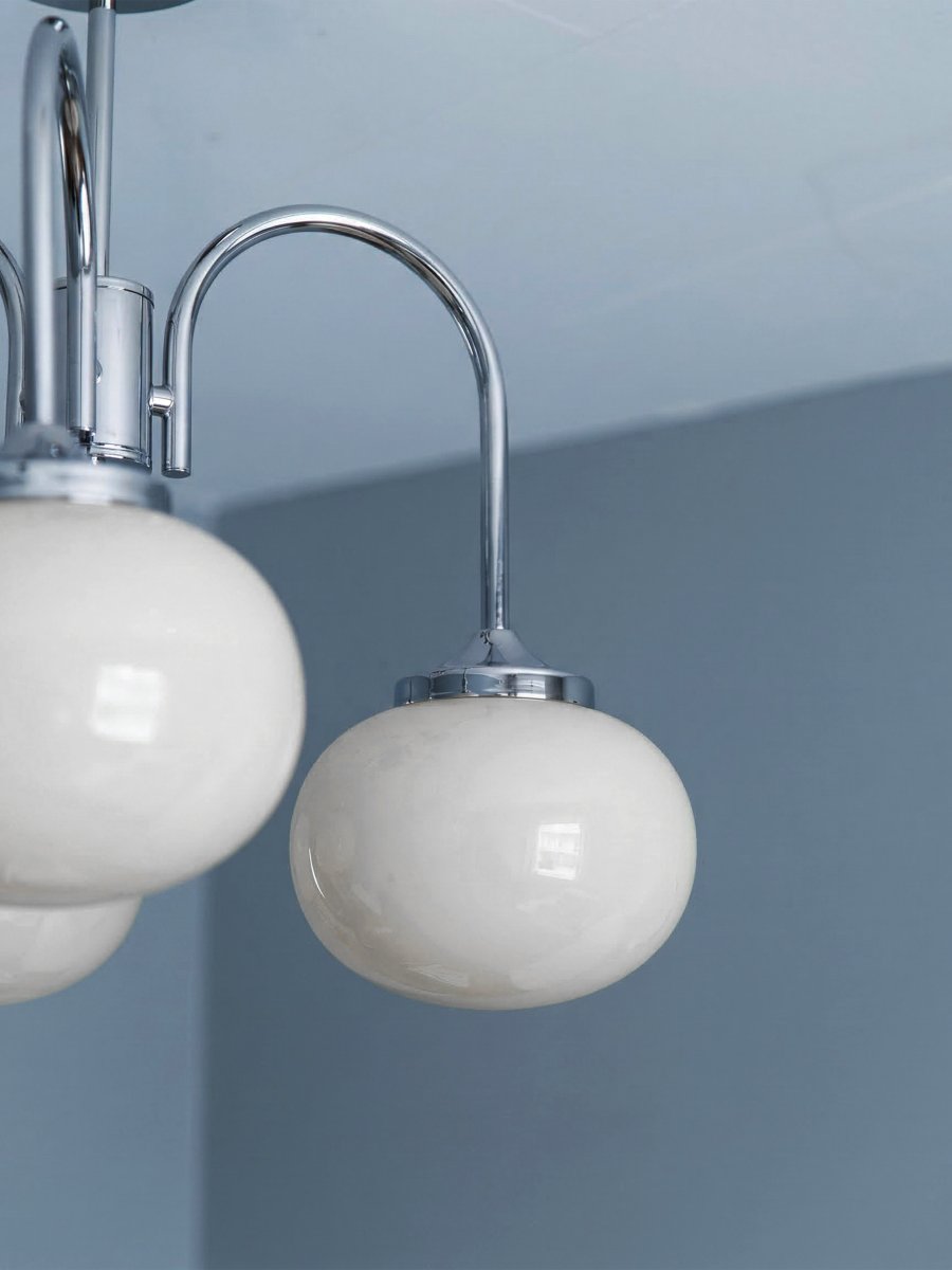 Elsy Ø52 Chrom deckenleuchte Von PR Home - Die Leuchte verf&uuml;gt &uuml;ber drei nach unten gerichtete Arme mit wei&szlig;en Glaskuppeln, die ein sanftes und angenehmes Licht verbreiten und so beispielsweise im Wohnzimmer, Esszimmer oder Flur eine behagliche Atmosph&auml;re schaffen.
