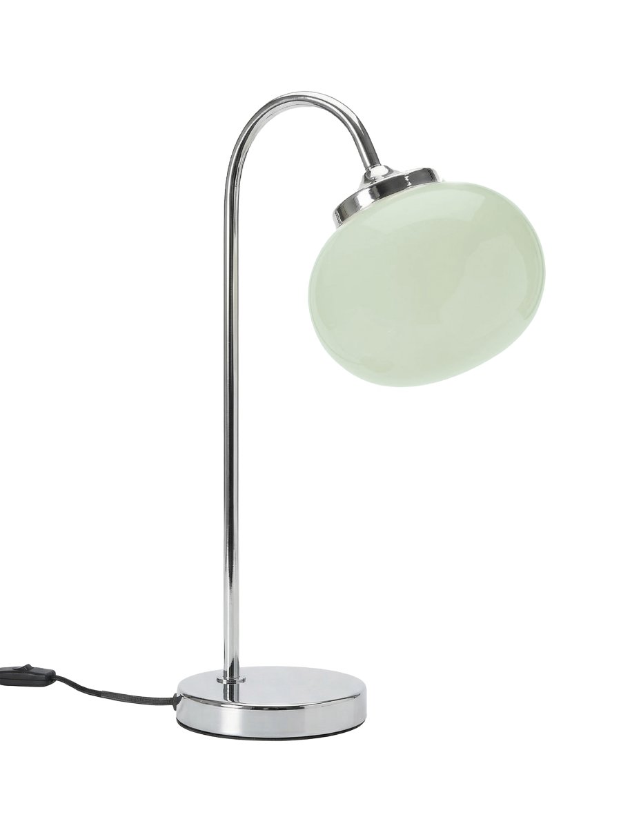 Elsy 50cm Grün tischlampe Von PR Home - Der handgefertigte Glasschirm in einem sanften Salbeigr&uuml;n verleiht jeder Leuchte einen einzigartigen Charakter, w&auml;hrend die verchromten Metalldetails ein stilvolles und zeitloses Gesamtbild schaffen.