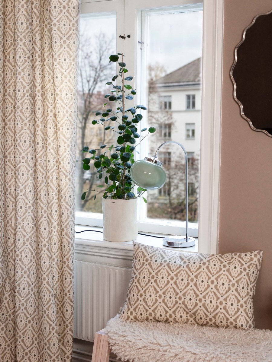 Elsy 50cm Grün tischlampe Von PR Home - Der handgefertigte Glasschirm in einem sanften Salbeigr&uuml;n verleiht jeder Leuchte einen einzigartigen Charakter, w&auml;hrend die verchromten Metalldetails ein stilvolles und zeitloses Gesamtbild schaffen.