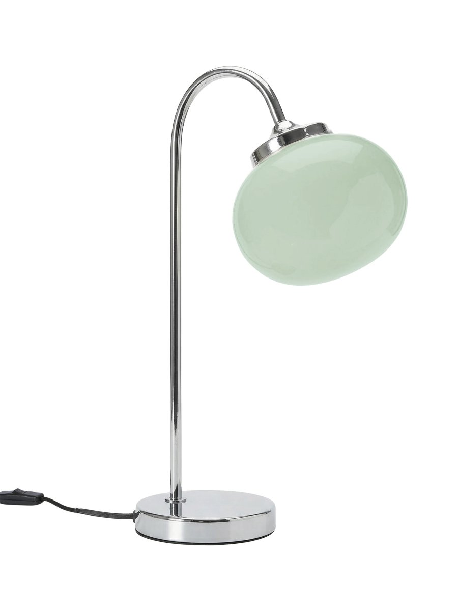 Elsy 50cm Grün tischlampe Von PR Home - Der handgefertigte Glasschirm in einem sanften Salbeigr&uuml;n verleiht jeder Leuchte einen einzigartigen Charakter, w&auml;hrend die verchromten Metalldetails ein stilvolles und zeitloses Gesamtbild schaffen.