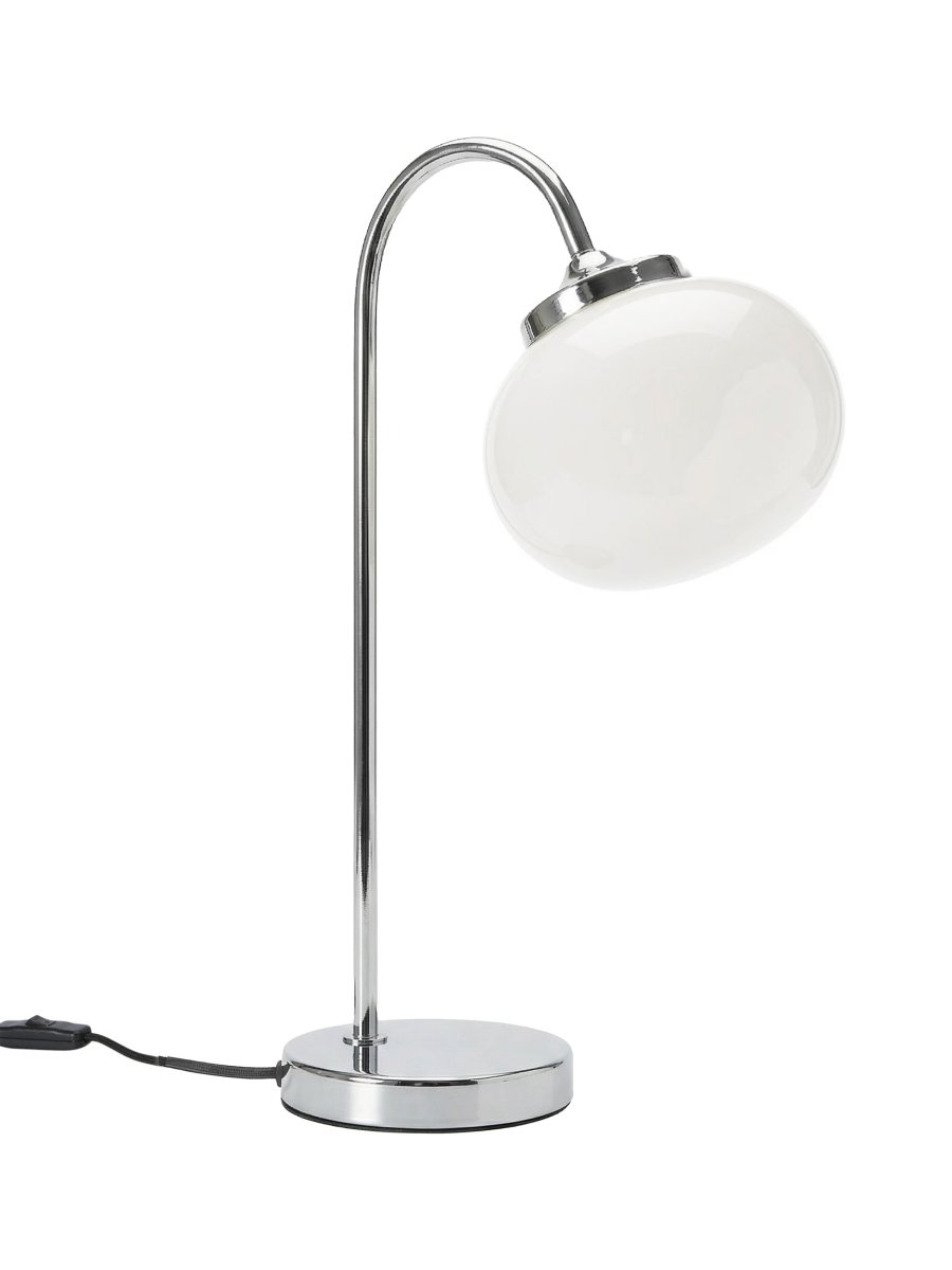 Elsy 50cm Weiß tischlampe Von PR Home - Der handgefertigte Glasschirm in einem sanften Wei&szlig;ton verleiht jeder Leuchte einen einzigartigen Charakter, w&auml;hrend die verchromten Metalldetails ein stilvolles und zeitloses Gesamtbild schaffen.