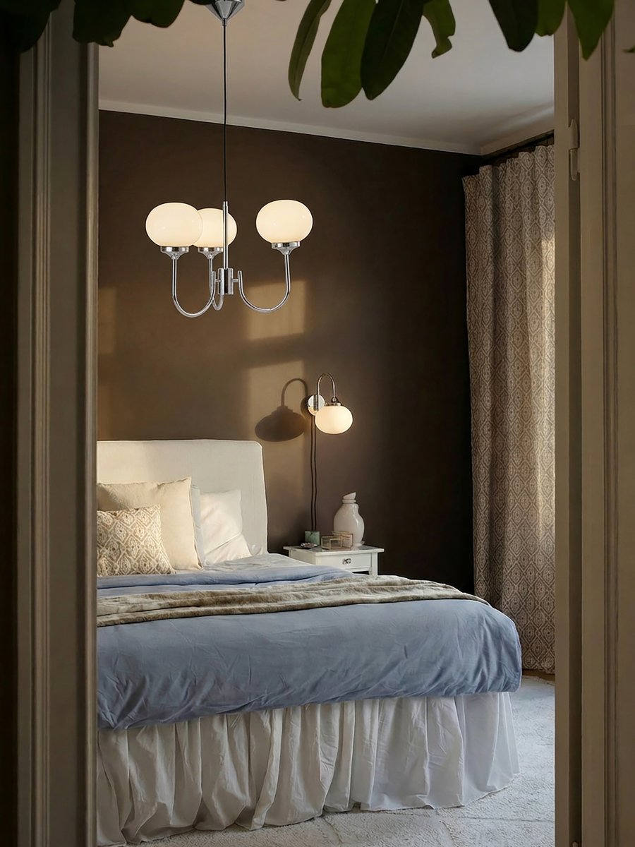 Elsy 3 Ø45 Chrom hängelampe Von PR Home - Er ist aus Metall mit Chrom-Finish und wei&szlig;en Glasschirmen gefertigt.