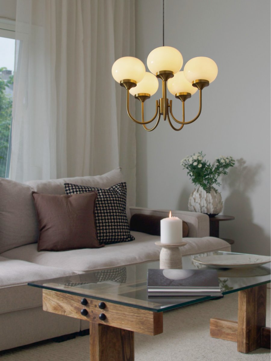 Elsy 5 Ø56 Gebürstetes Messing hängelampe Von PR Home - Ihre fünf nach oben gerichteten Arme mit cremefarbenen Glasschirmen verbreiten ein sanftes und angenehmes Licht und schaffen so eine behagliche Atmosphäre, beispielsweise im Wohn- oder Esszimmer.