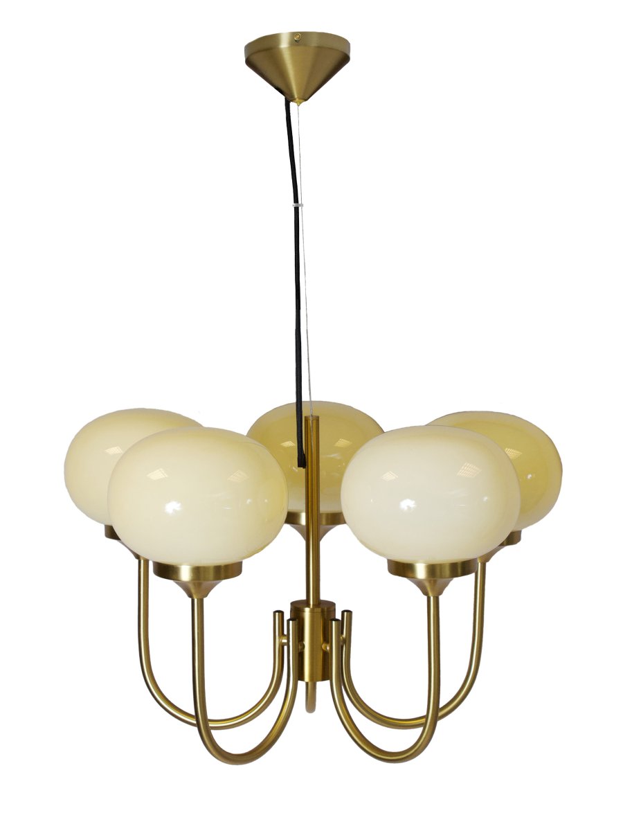 Elsy 5 Ø56 Gebürstetes Messing hängelampe Von PR Home - Ihre fünf nach oben gerichteten Arme mit cremefarbenen Glasschirmen verbreiten ein sanftes und angenehmes Licht und schaffen so eine behagliche Atmosphäre, beispielsweise im Wohn- oder Esszimmer.