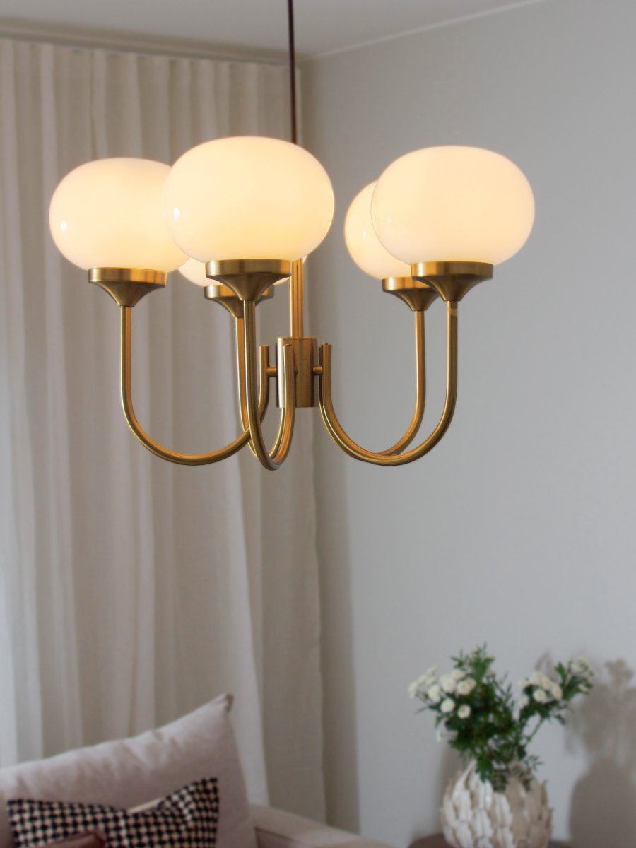 Elsy 5 Ø56 Gebürstetes Messing hängelampe Von PR Home - Ihre fünf nach oben gerichteten Arme mit cremefarbenen Glasschirmen verbreiten ein sanftes und angenehmes Licht und schaffen so eine behagliche Atmosphäre, beispielsweise im Wohn- oder Esszimmer.