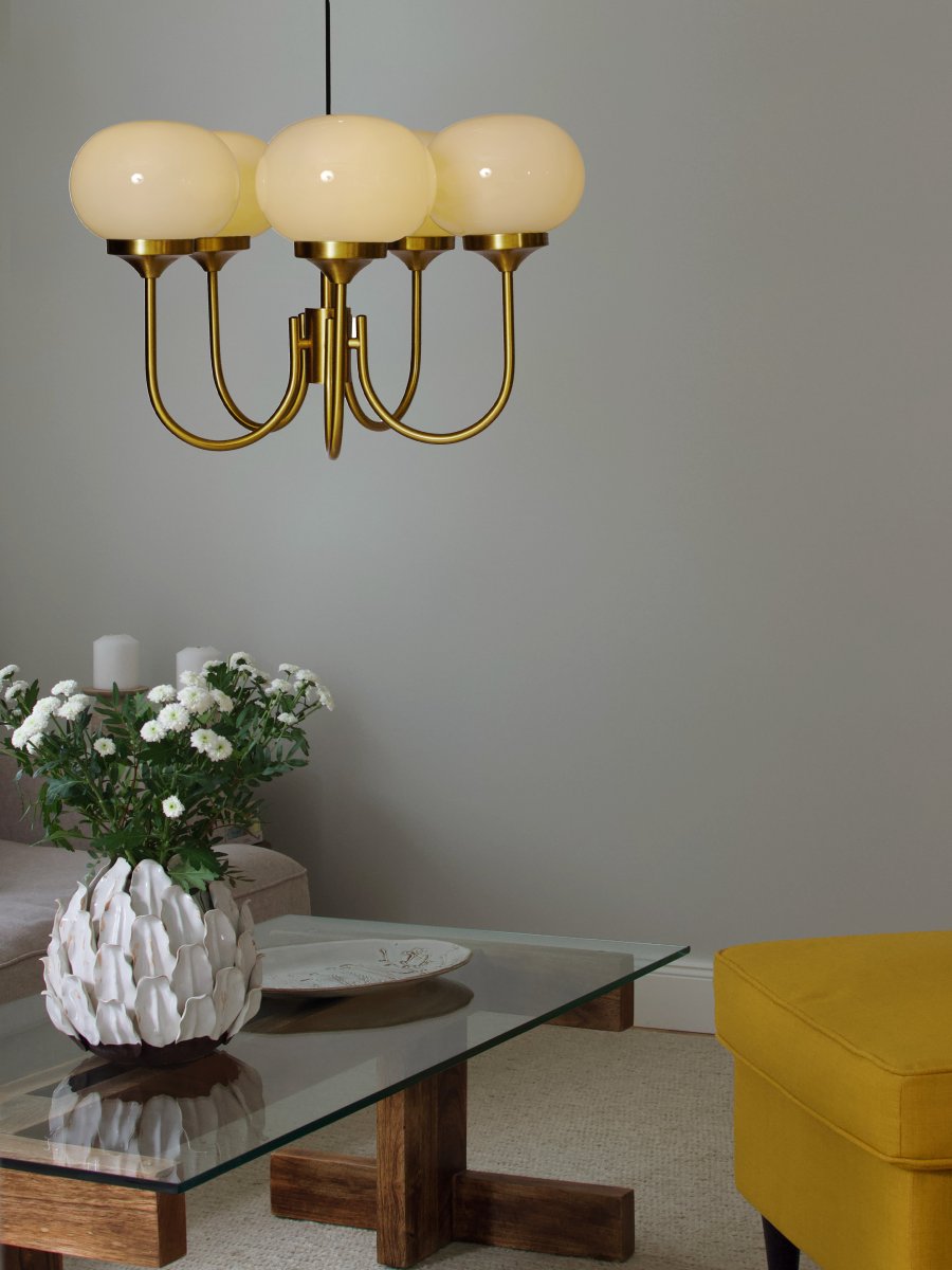 Elsy 5 Ø56 Gebürstetes Messing hängelampe Von PR Home - Ihre fünf nach oben gerichteten Arme mit cremefarbenen Glasschirmen verbreiten ein sanftes und angenehmes Licht und schaffen so eine behagliche Atmosphäre, beispielsweise im Wohn- oder Esszimmer.