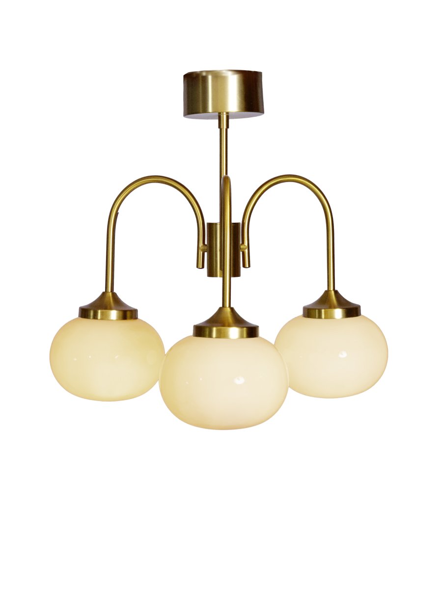 Elsy Ø52 Gebürstetes Messing deckenleuchte Von PR Home - Die drei nach unten gerichteten Arme mit cremefarbenen Glasschirmen verbreiten ein sanftes und angenehmes Licht und schaffen so eine behagliche Atmosph&auml;re, beispielsweise im Wohnzimmer, Esszimmer oder Flur.