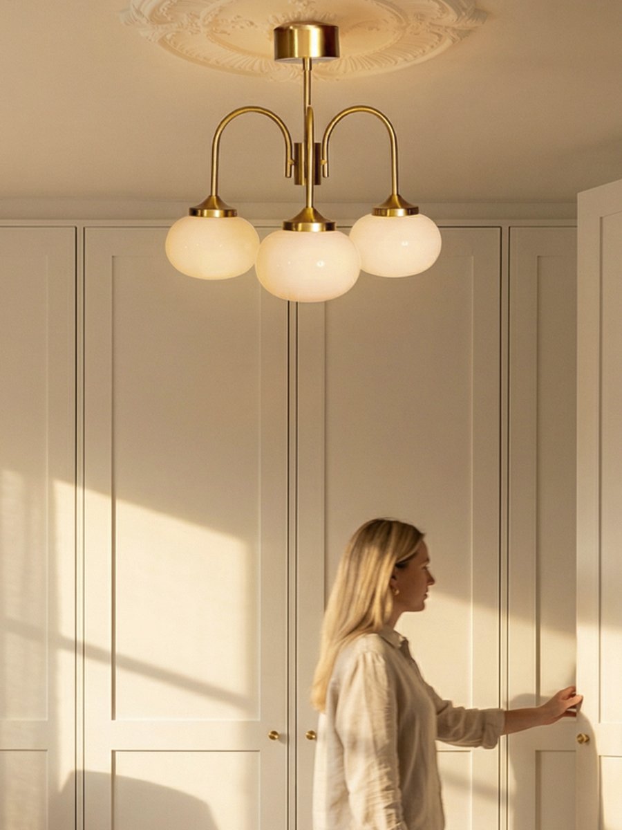 Elsy Ø52 Gebürstetes Messing deckenleuchte Von PR Home - Die drei nach unten gerichteten Arme mit cremefarbenen Glasschirmen verbreiten ein sanftes und angenehmes Licht und schaffen so eine behagliche Atmosph&auml;re, beispielsweise im Wohnzimmer, Esszimmer oder Flur.