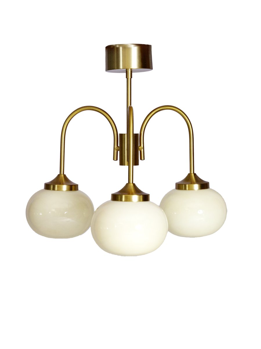 Elsy Ø52 Gebürstetes Messing deckenleuchte Von PR Home - Die drei nach unten gerichteten Arme mit cremefarbenen Glasschirmen verbreiten ein sanftes und angenehmes Licht und schaffen so eine behagliche Atmosph&auml;re, beispielsweise im Wohnzimmer, Esszimmer oder Flur.