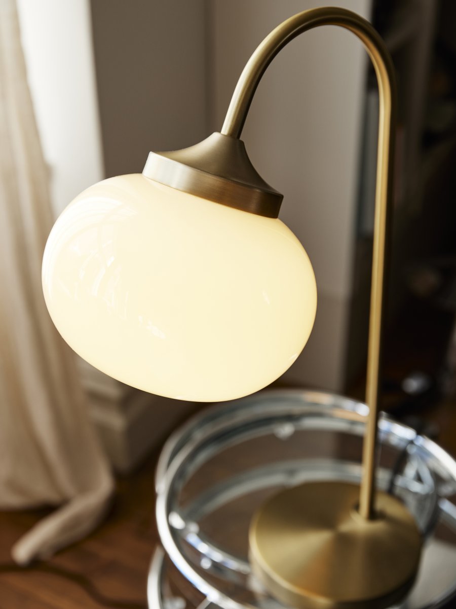 Elsy 50cm Gebürstetes Messing tischlampe Von PR Home - Der handgefertigte Glasschirm in einem sanften Cremewei&szlig; verleiht jeder Leuchte einen einzigartigen Charakter, w&auml;hrend die Details aus geb&uuml;rstetem Messing ein stilvolles und zeitloses Gesamtbild schaffen.