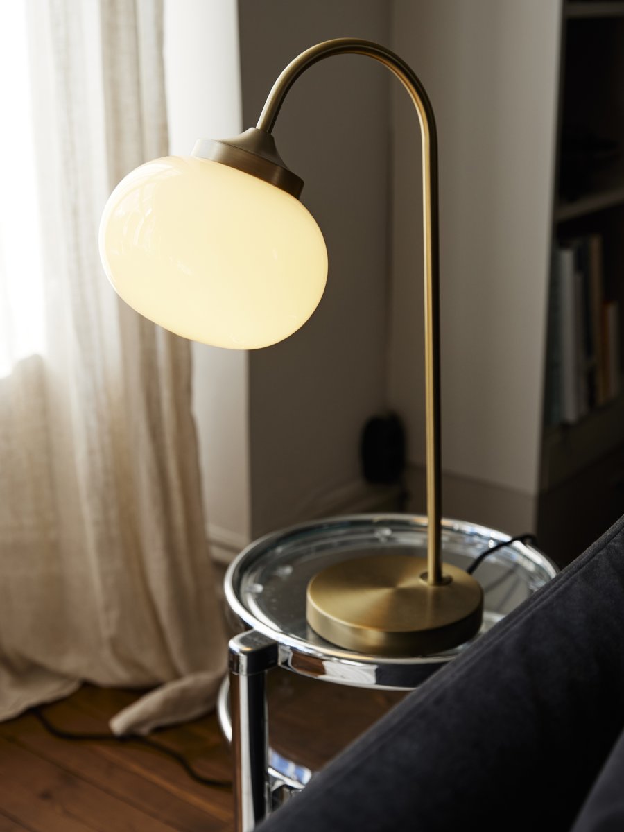Elsy 50cm Gebürstetes Messing tischlampe Von PR Home - Der handgefertigte Glasschirm in einem sanften Cremewei&szlig; verleiht jeder Leuchte einen einzigartigen Charakter, w&auml;hrend die Details aus geb&uuml;rstetem Messing ein stilvolles und zeitloses Gesamtbild schaffen.