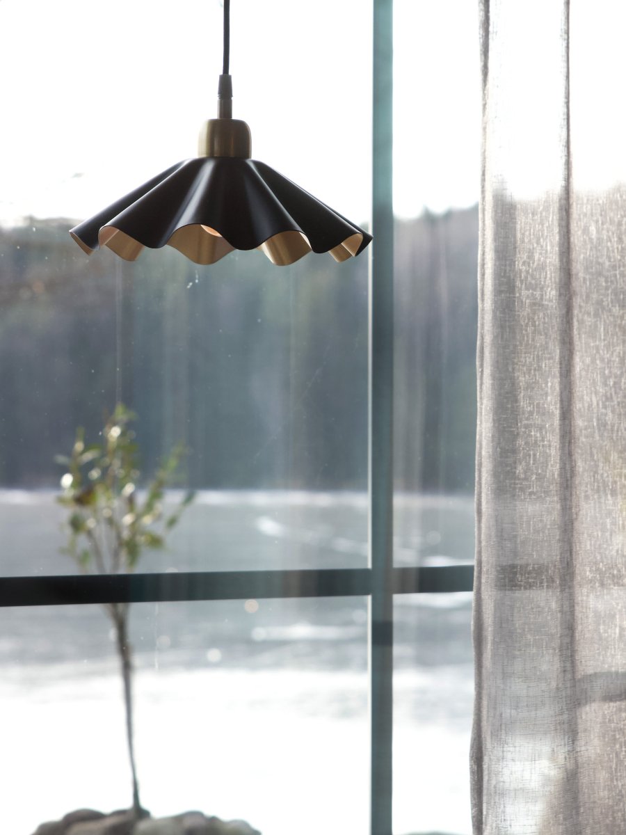 Aira Ø25 Schwarz fensterlampe Von PR Home - Die Aira-Fensterleuchte ist ideal f&uuml;r alle, die ihrem Zuhause &ndash; vom Wohnzimmer und Schlafzimmer bis zum Flur und Homeoffice &ndash; ein stimmiges und exklusives Ambiente verleihen m&ouml;chten.