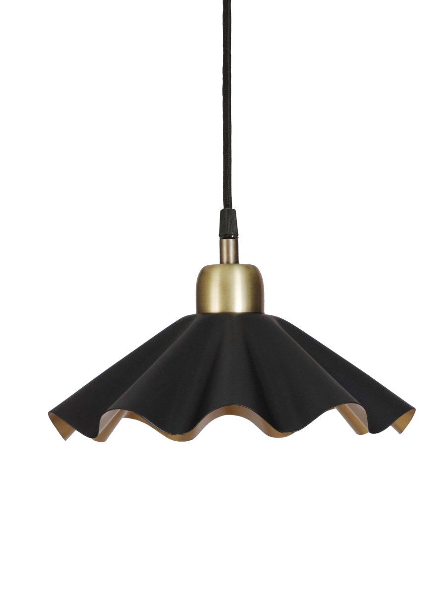 Aira Ø25 Schwarz fensterlampe Von PR Home - Die Aira-Fensterleuchte ist ideal f&uuml;r alle, die ihrem Zuhause &ndash; vom Wohnzimmer und Schlafzimmer bis zum Flur und Homeoffice &ndash; ein stimmiges und exklusives Ambiente verleihen m&ouml;chten.